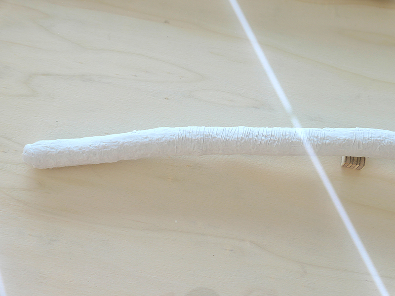 Emmanuel Aragon, Mon secret, 2022, batons et fragments de batons de marche en porcelaine bone china, 2022